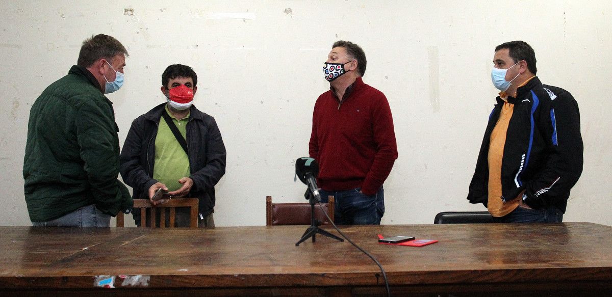 José Luis Pérez e Héctor Fontecoba (nos extremos, traballadores de Bergé Marítima), Ramón Vidal (UGT) e José Luis García Pedrosa (CC.OO.)
