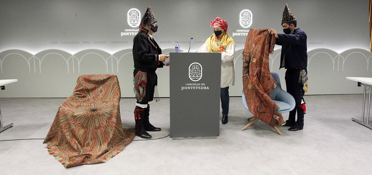 David Quiñones, Carmen Fouces y José Luis Rodríguez presentan 'Unha ollada polas arcas pechadas'