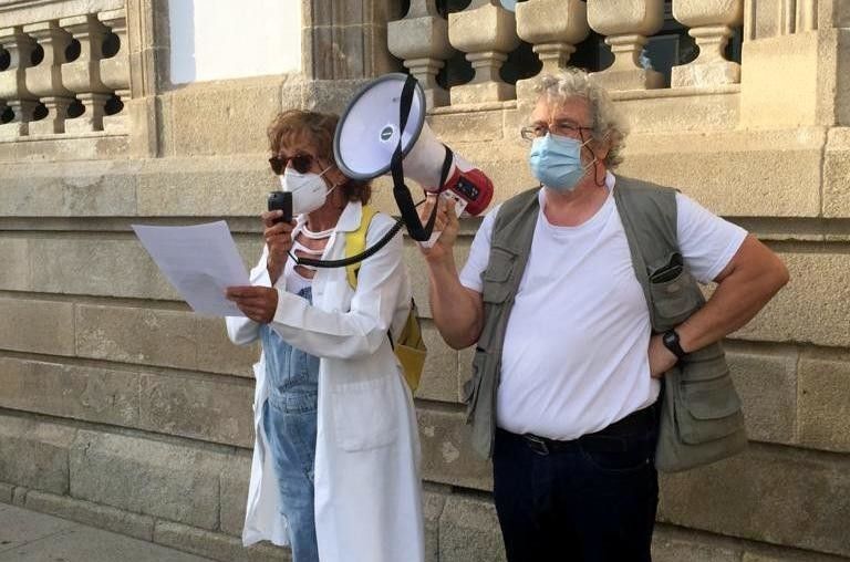 Rafael Vázquez, representante de Co.Bas, co megáfono nunha protesta sanitaria