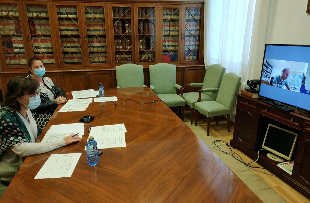 A subdelegada do Goberno en Pontevedra, Maica Larriba (en primer termo), e a xefa da Unidade de Violencia de Xénero da Subdelegación do Goberno, Manuela Vilaboy