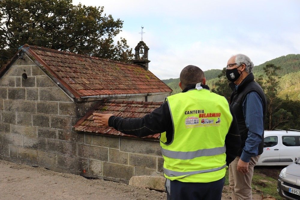 Obras na capela da Virxe de Lourdes en Barbeira de Arriba