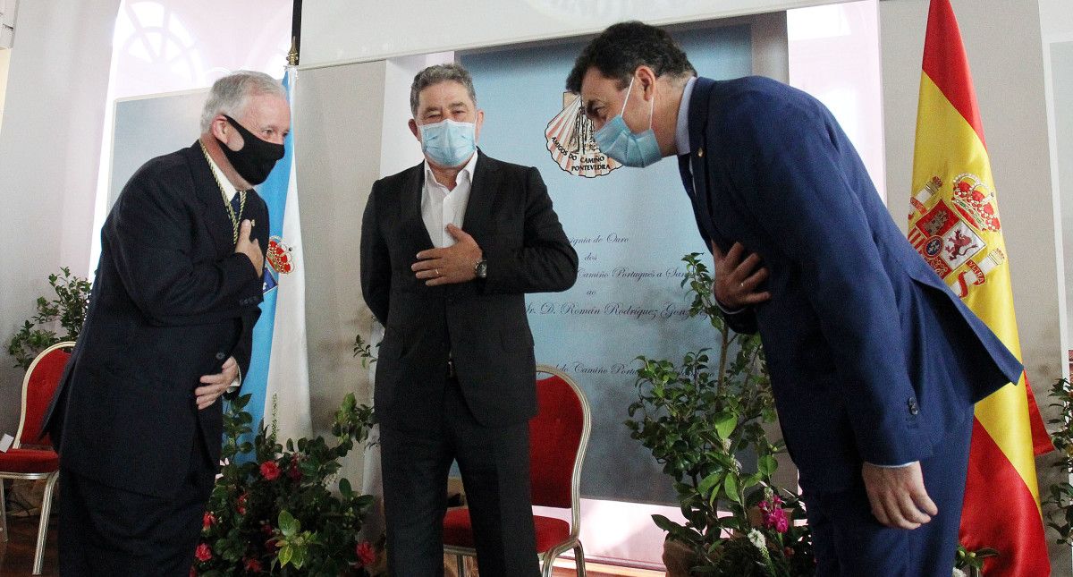 La Asociación de Amigos del Camino Portugués concede su insignia de oro al conselleiro Román Rodríguez
