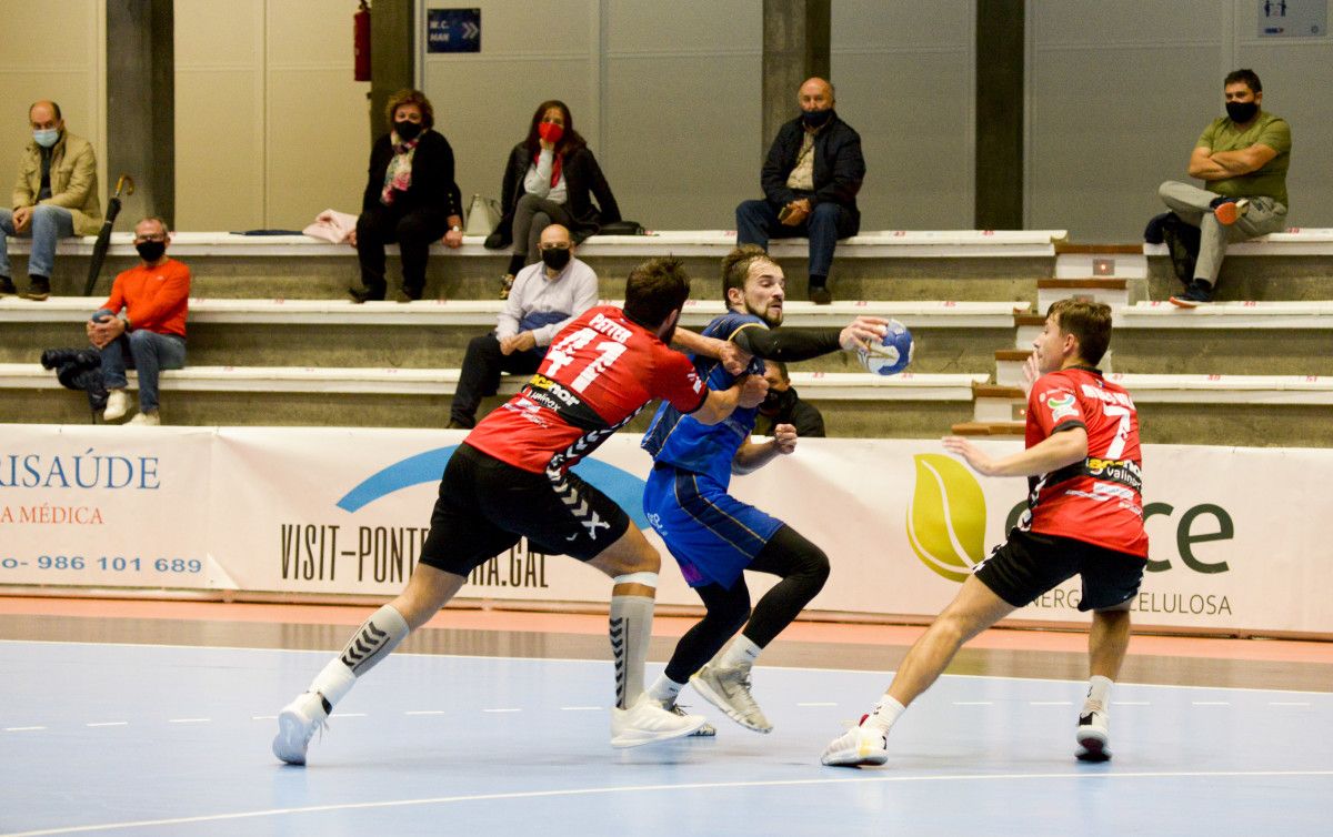 Partido entre o Teucro e o Atlético Novás no Pavillón Municipal de Pontevedra