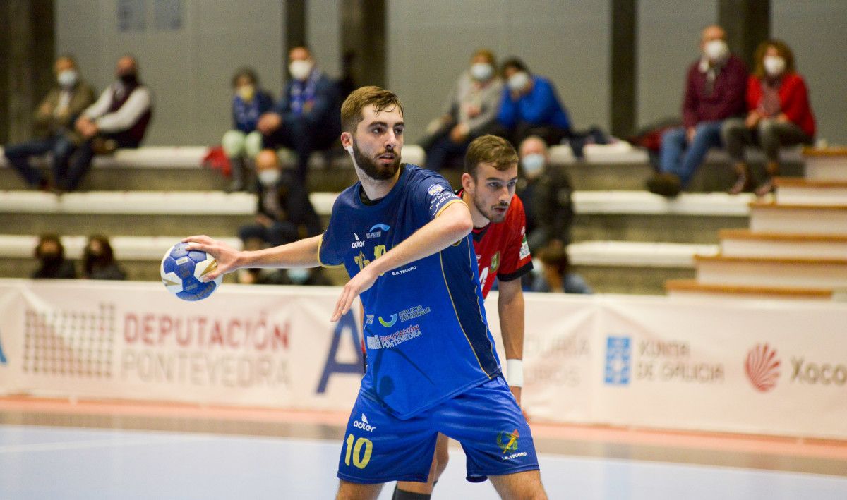 Partido entre o Teucro e o Atlético Novás no Pavillón Municipal de Pontevedra