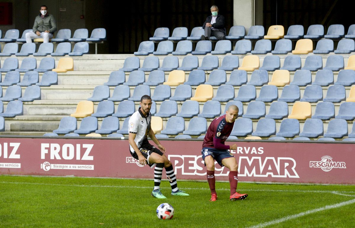 Mario Gómez y Rufo, en el partido de liga entre Pontevedra y Unionistas en Pasarón