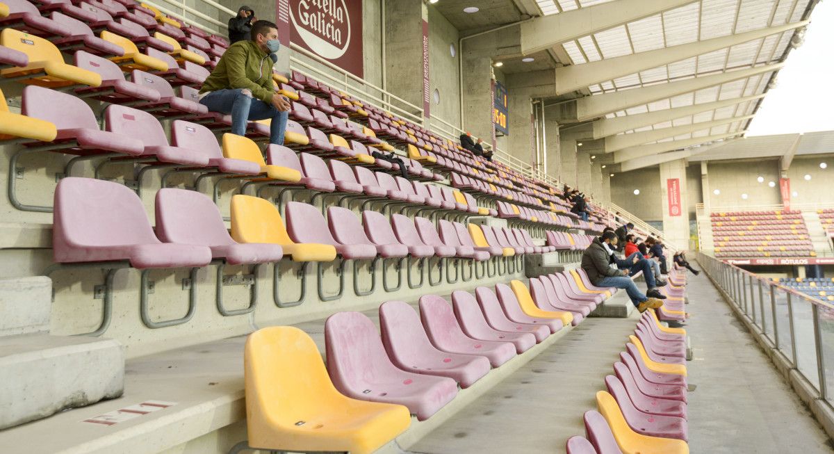 Grada de Pasarón con limitación de espectadores durante el partido de liga entre Pontevedra y Unionistas 