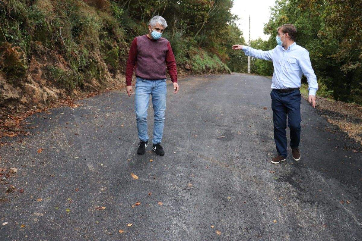 David Carrera e Daniel Vidal, tenente de alcalde e concelleiro de Cultura da Lama, visitan o Camiño do Crego