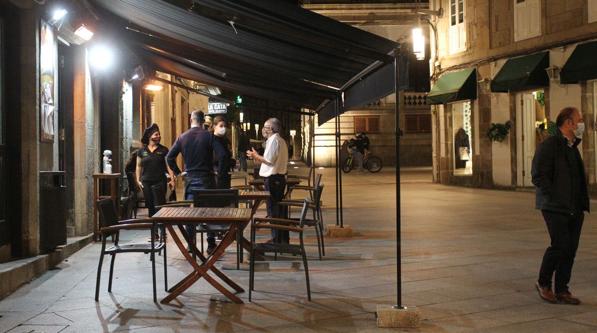 A terraza dun bar pola noite