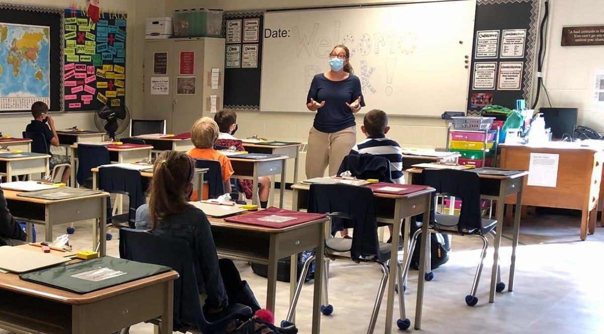 Escolares con mascarilla durante una clase (archivo)