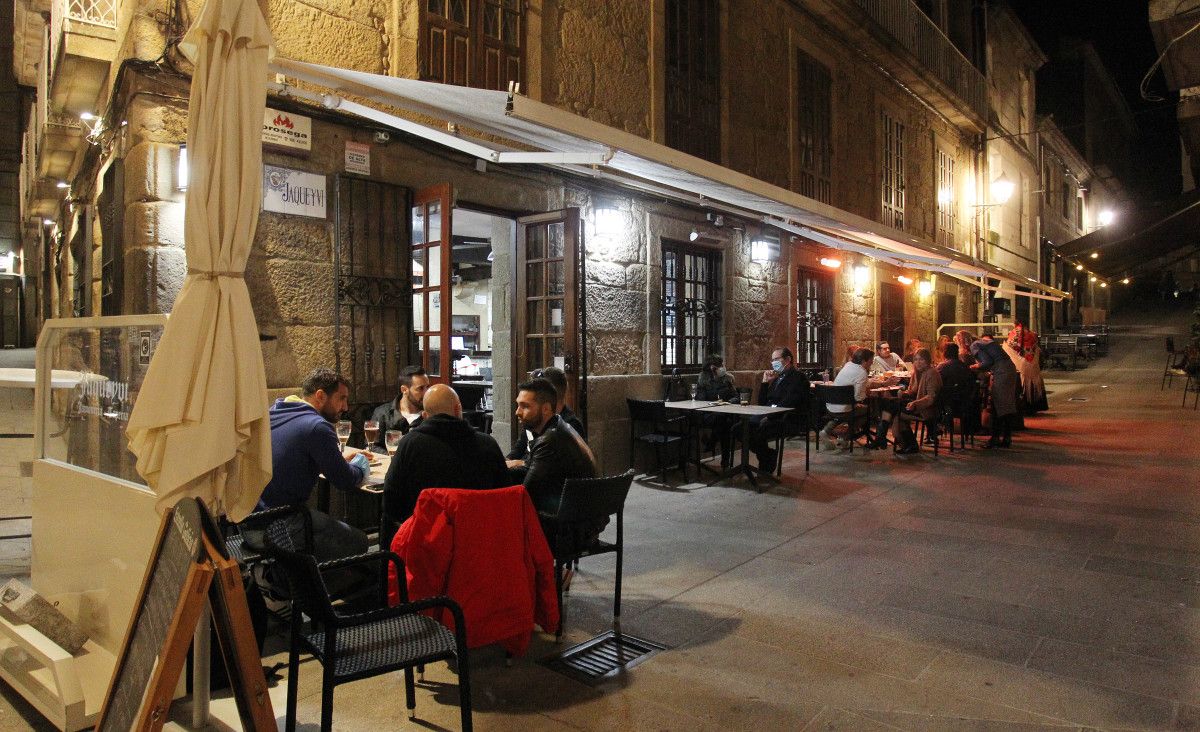 Terraza de hostelería en Pontevedra en horario nocturno