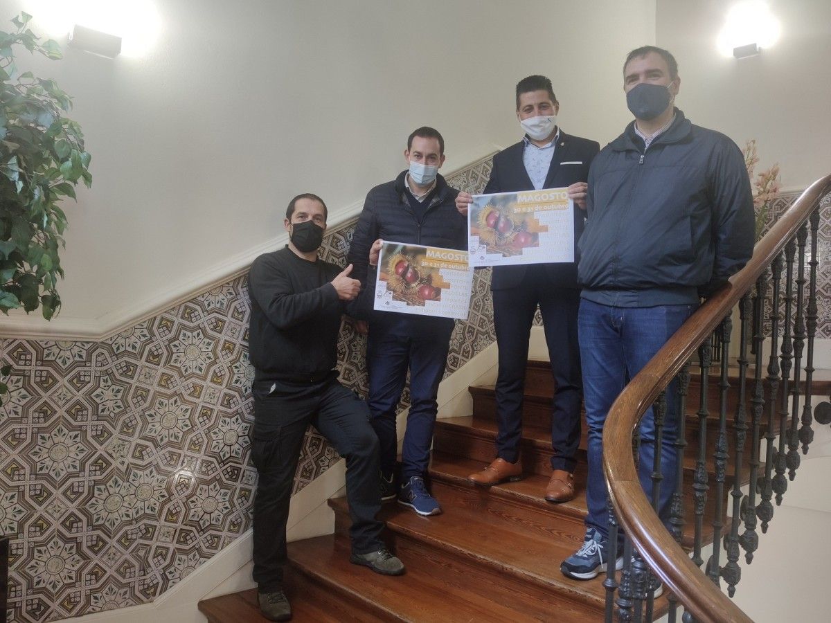 Membros da  Asociación de Comerciantes e Empresarios de Ponte Caldelas (Coempo) xunto co alcalde presentan o magosto