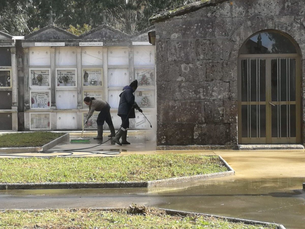 Tarefas de limpeza nos cemiterios municipais da Lama
