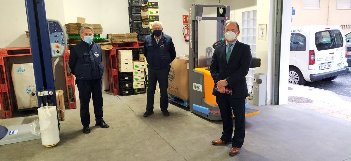 José Luis Doval, Pedro Pereira e Antonio Casal coas dúas máquinas doadas por Ence ao Banco de Alimentos