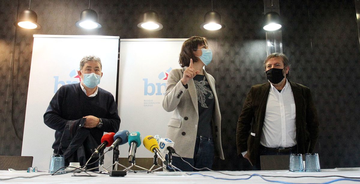 Miguel Anxo Fernández Lores, Ana Pontón y Luis Bará, en un desayuno informativo