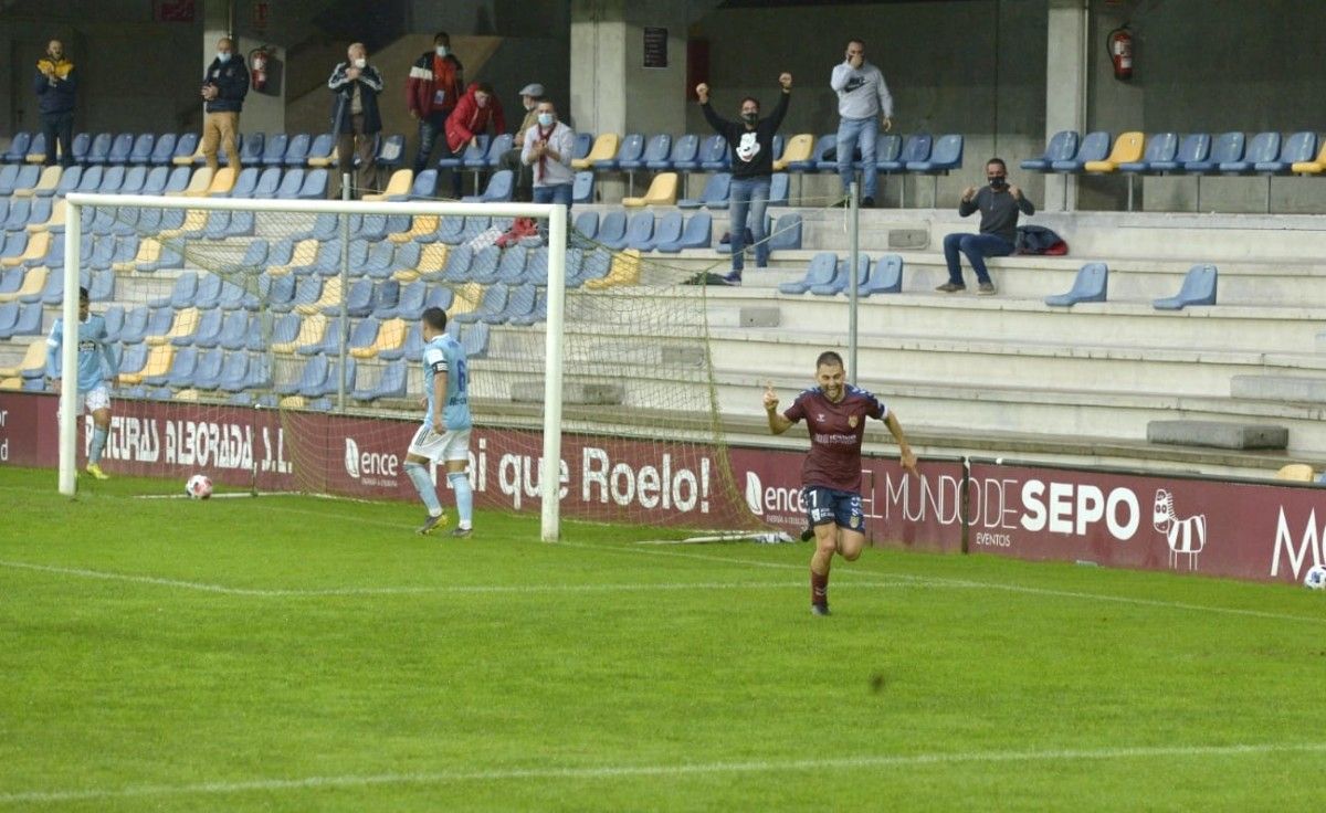 Partido de liga entre Pontevedra y Celta B en Pasarón