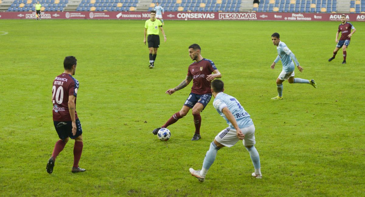 Partido de liga entre Pontevedra y Celta B en Pasarón