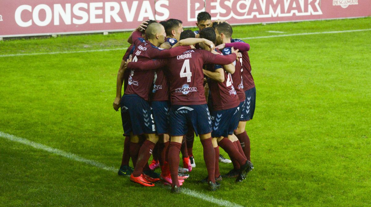 Partido de liga entre Pontevedra y Celta B en Pasarón