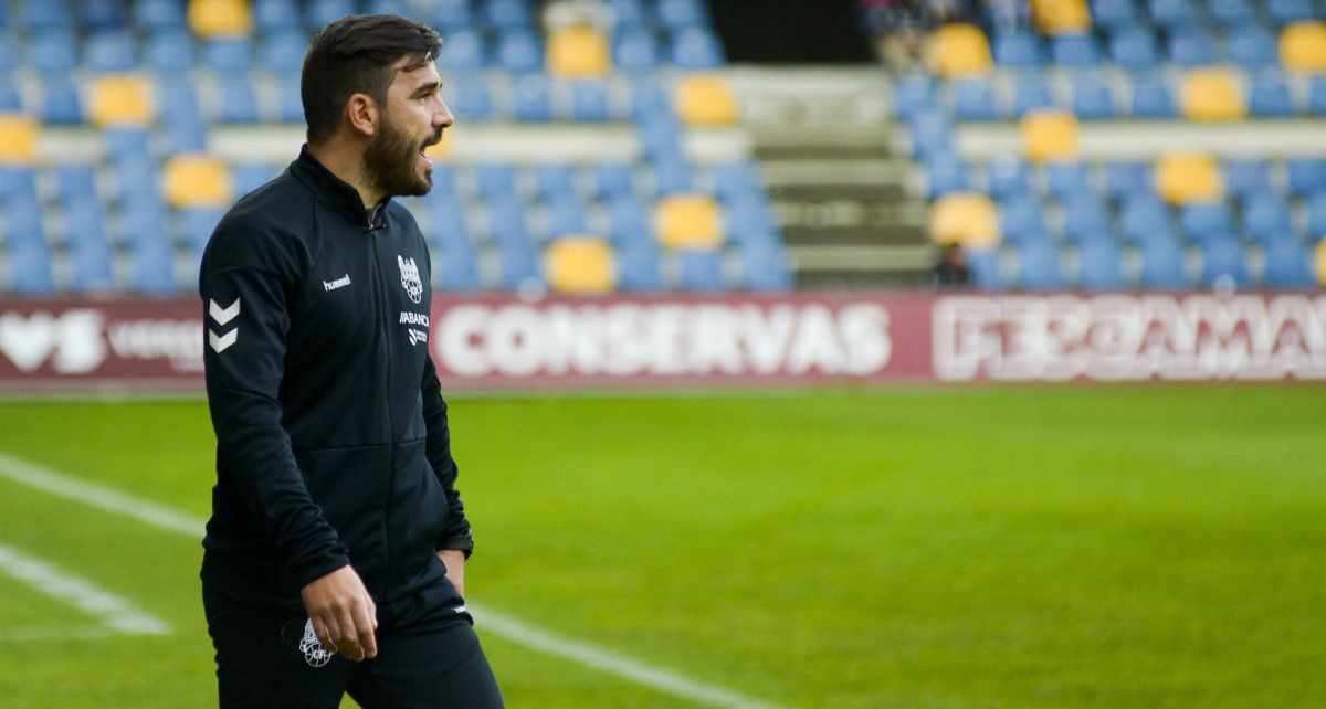 Partido de liga entre Pontevedra y Celta B en Pasarón