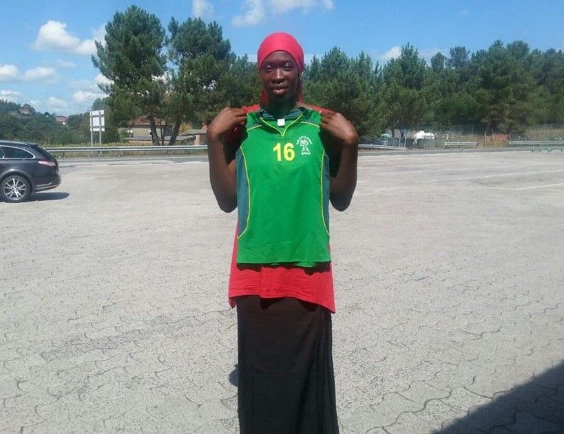 Maimouna Diarra posa con la camiseta del Arxil a su llegada a Pontevedra