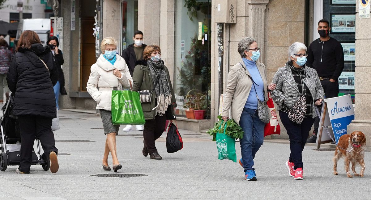 Personas con mascarilla paseando por Pontevedra