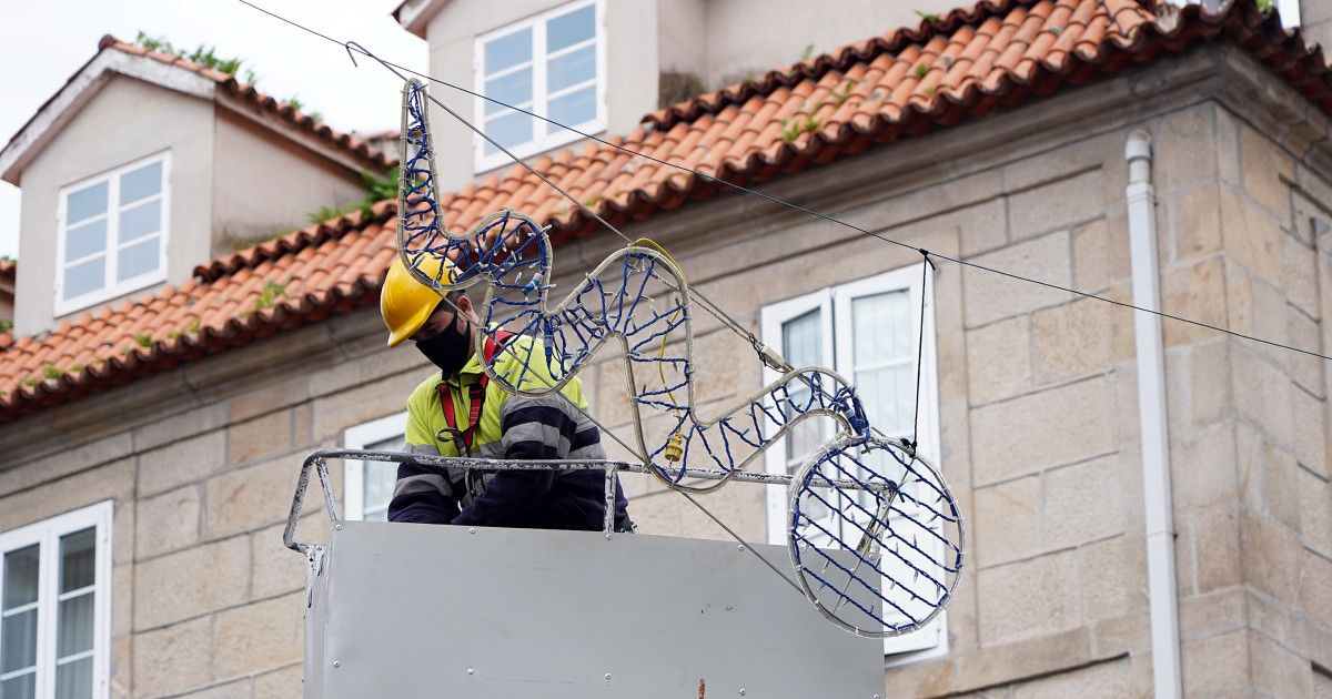 Colocación de las luces de Navidad en Pontevedra