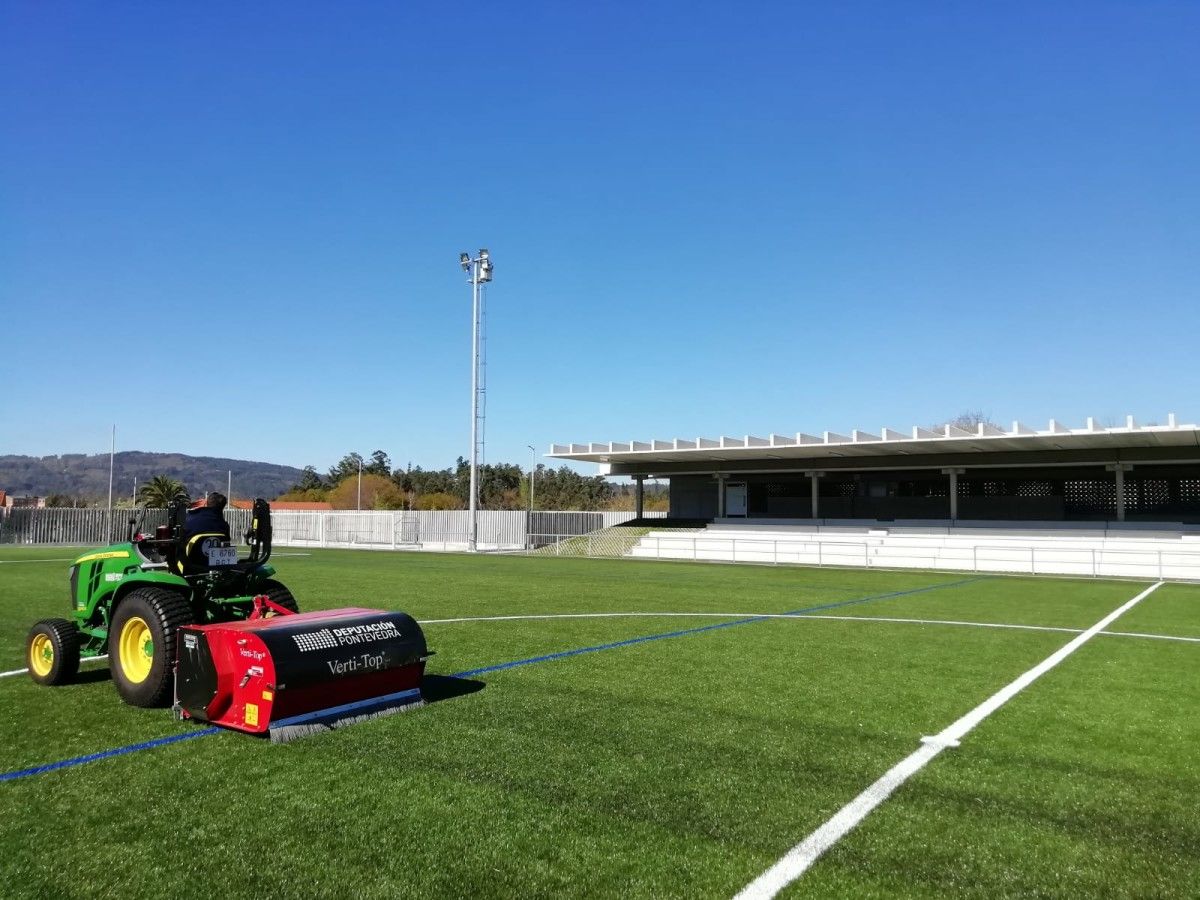 Traballos de mantemento nos campos de fútbol