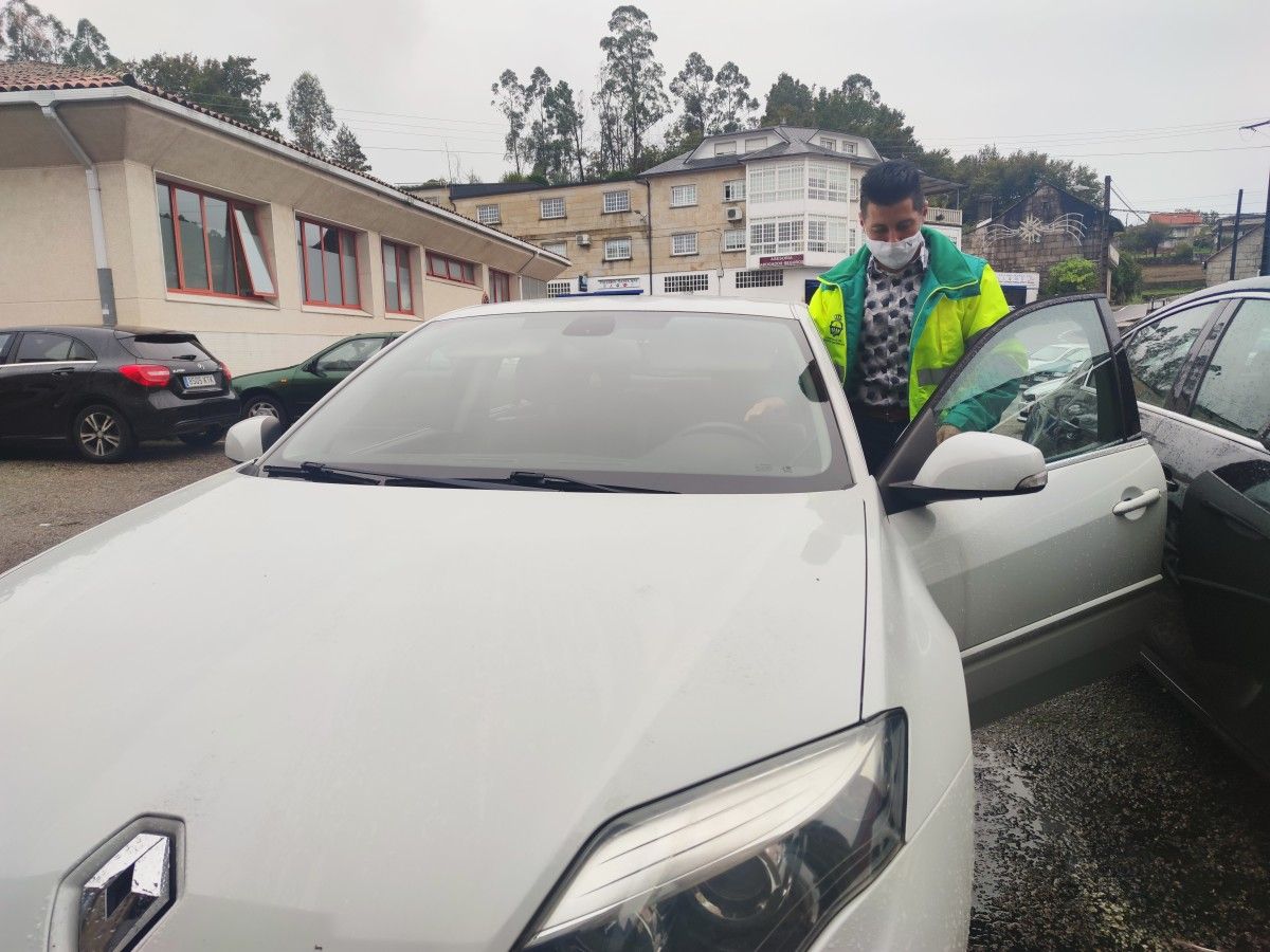 O alcalde Andrés Díaz collendo o coche para facer os recados dos veciños