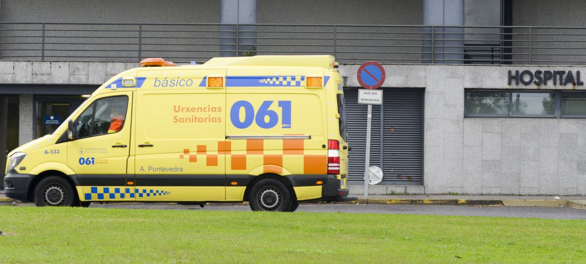 Unha ambulancia chega ao Hospital Montecelo