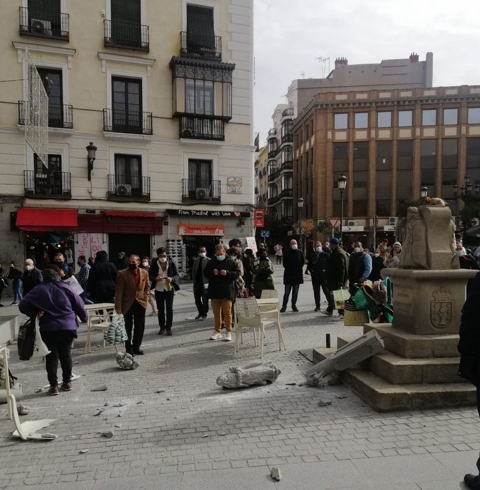Estado del cruceiro de la plaza de Jacinto Benavente de Madrid tras los destrozos
