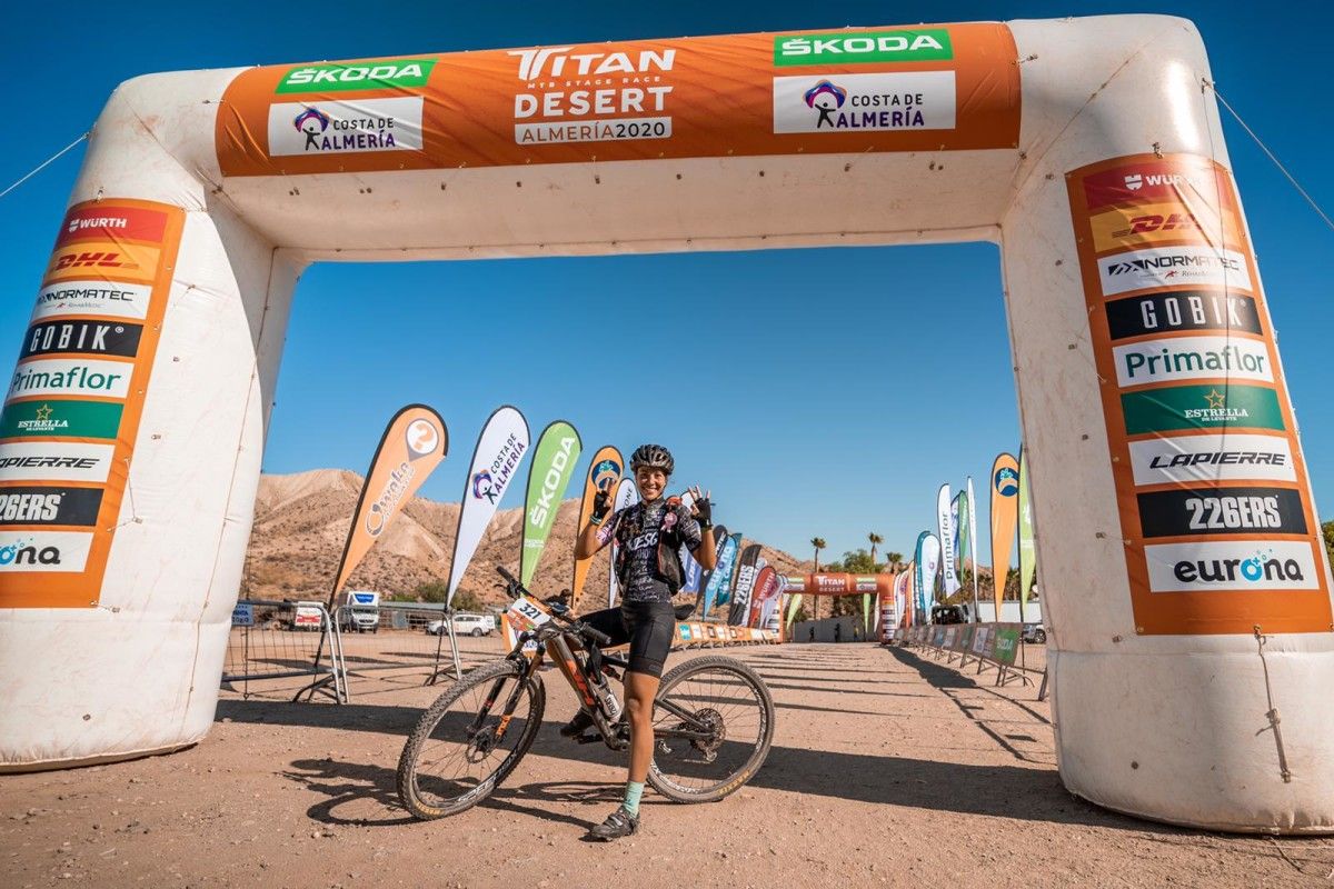 Saleta Castro, tras gañar a segunda etapa da Titan Desert na categoría de dúo mixto