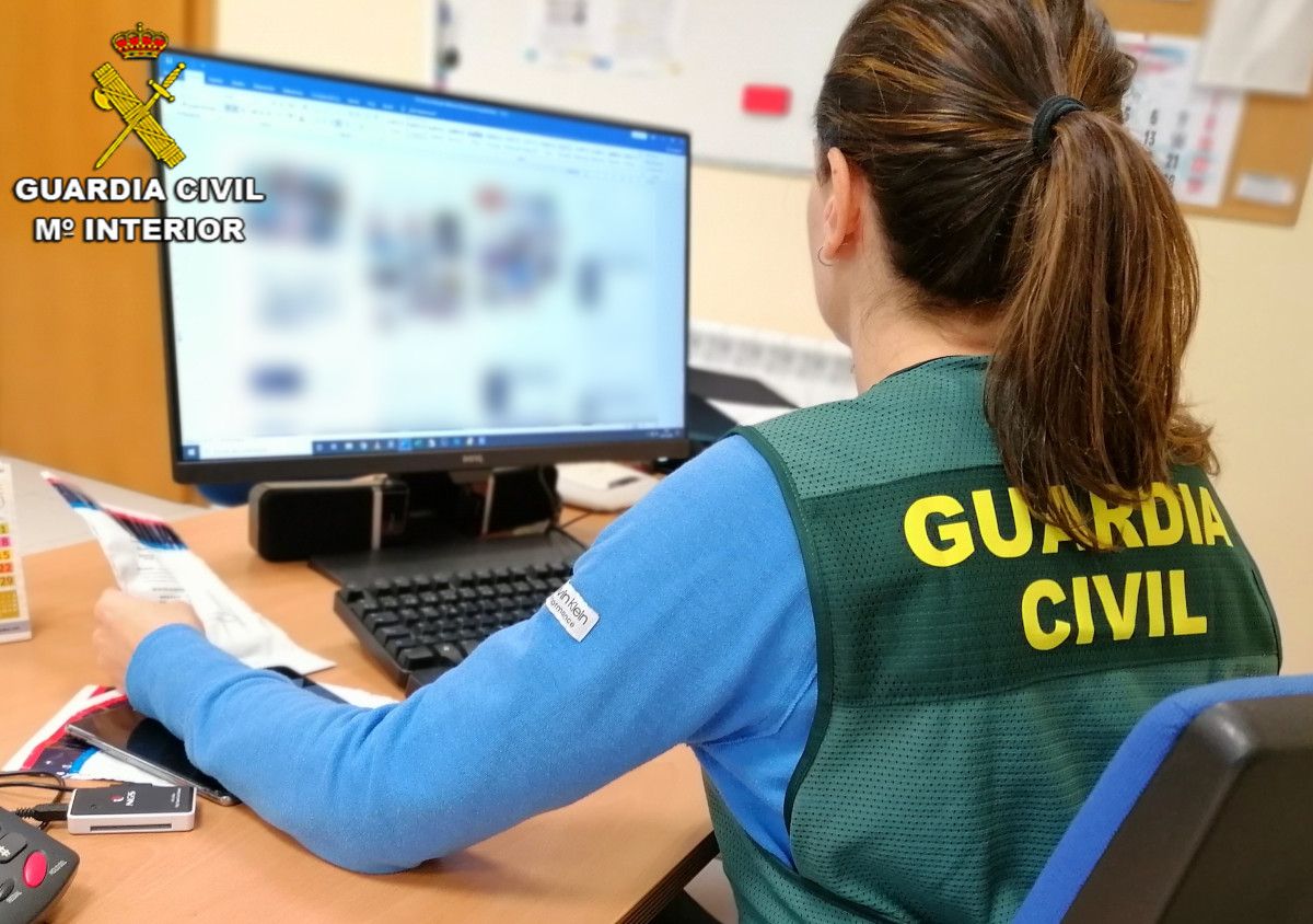 Unha garda civil diante dun ordenador