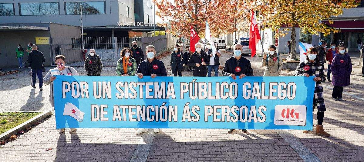 Concentración da CIG diante da delegación da Xunta en Pontevedra para pedir mellores servizos ás persoas