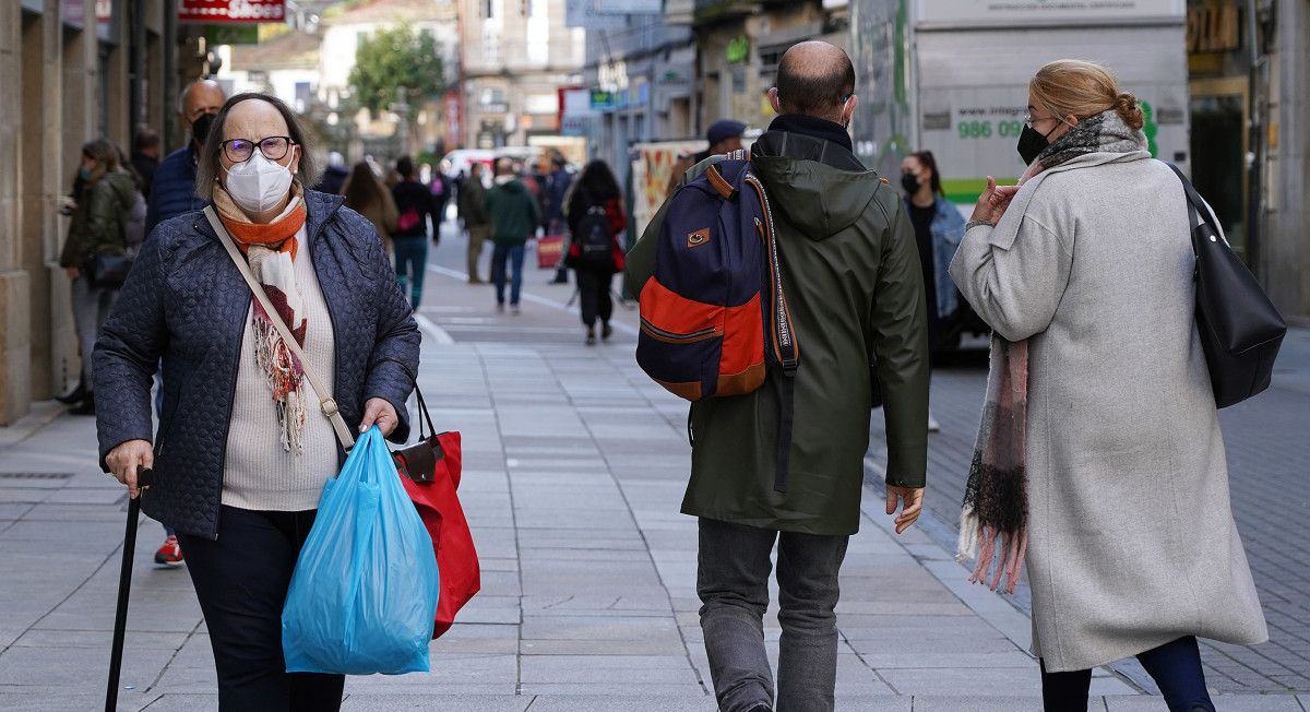Personas caminando con mascarilla por las calles de Pontevedra