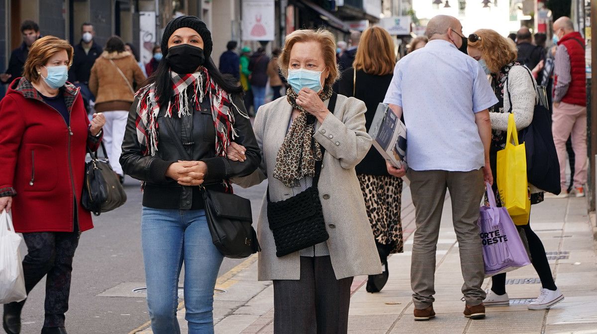 Gente paseando con mascarillas por Pontevedra
