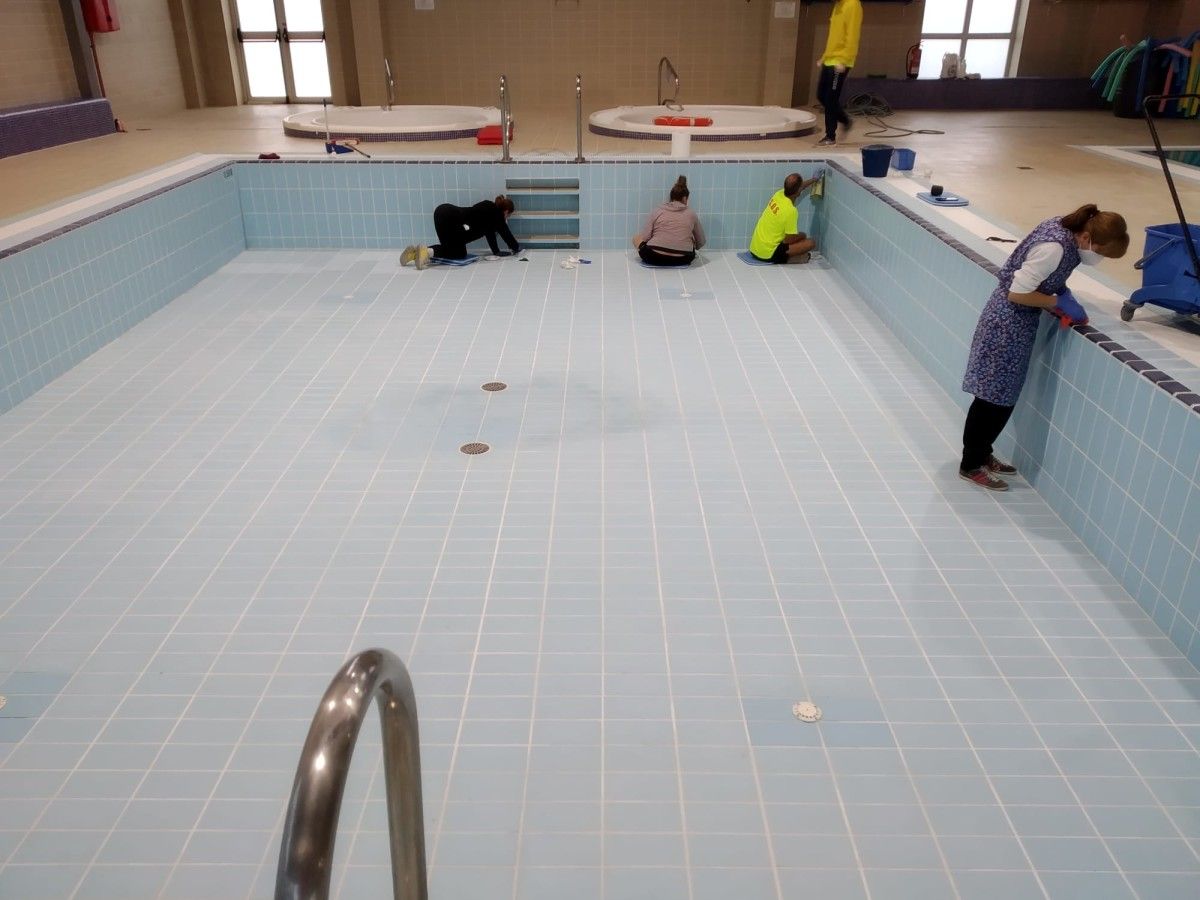 Traballos na piscina municipal de Sanxenxo