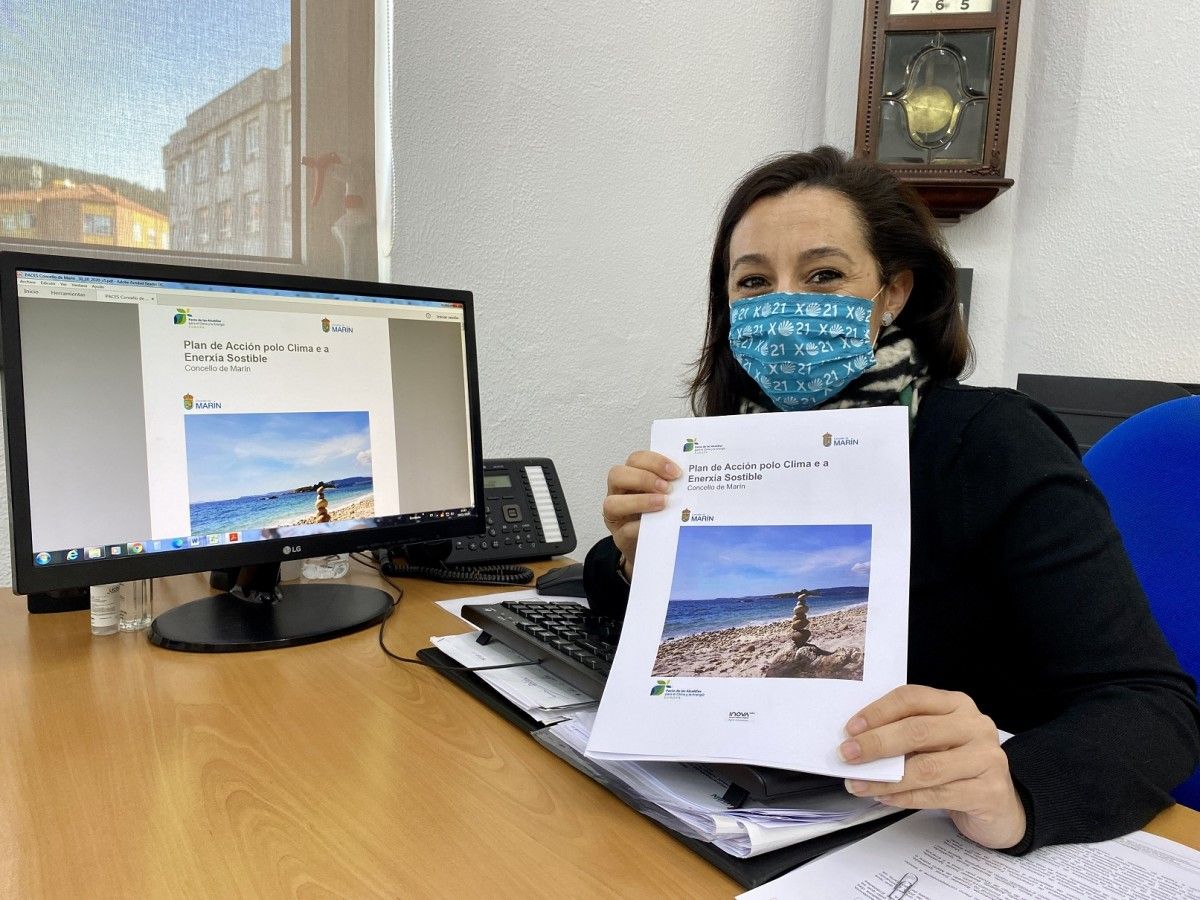 A concelleira de Medio Ambiente, Marián Sanmartín, mostra un exemplar do Plan polo Clima