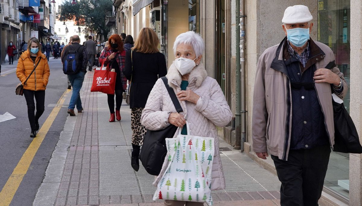 Personas caminando con mascarilla por las calles de Pontevedra
