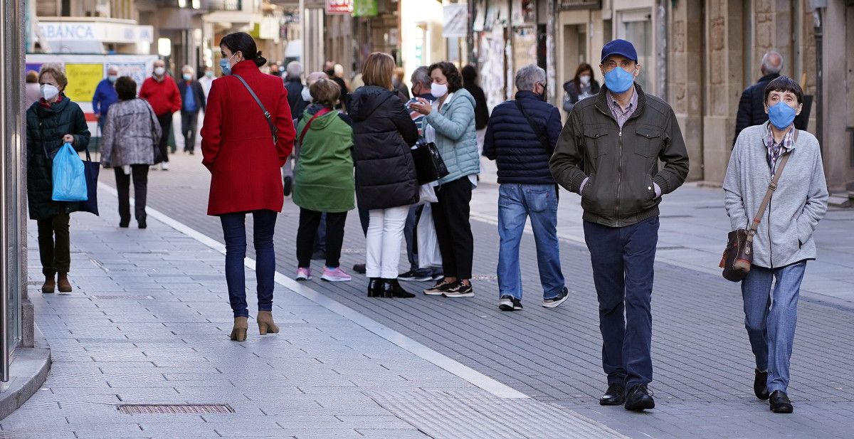 Personas caminando por Pontevedra con mascarilla