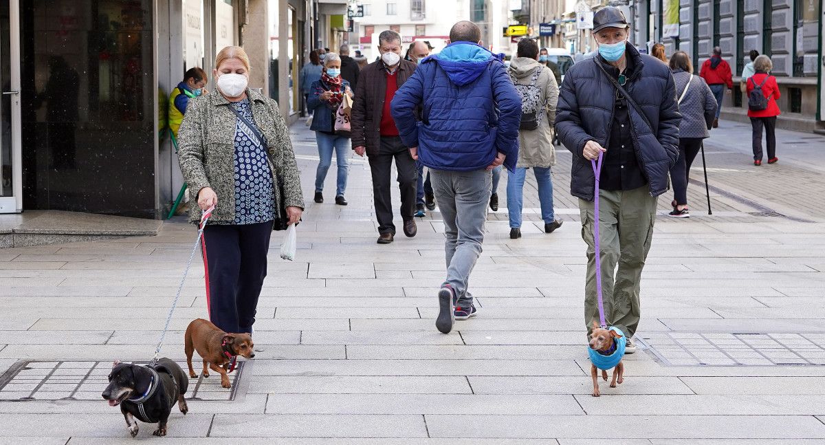 Personas con mascarilla caminando por Pontevedra