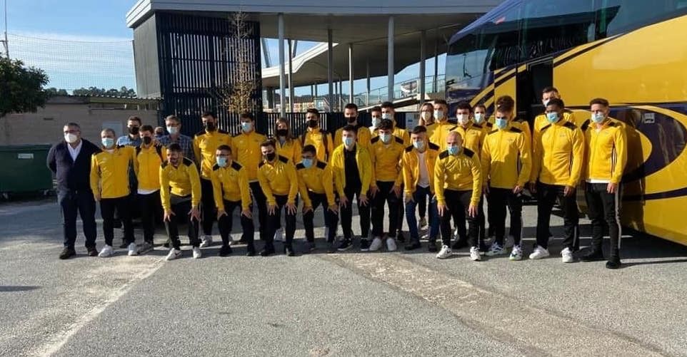 Expedición do Ribadumia antes de partir cara a Cantabria para disputar a fase previa da Copa do Rei