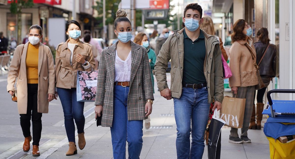 Xente paseando con máscaras por Pontevedra