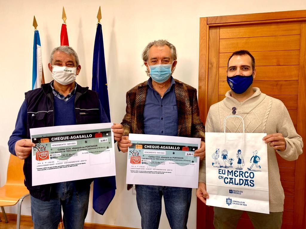 José Manuel Louzao, presidente da asociación Centro Comercial Aberto, Juan Manuel Rey, alcalde de Caldas, e Jacobo Pérez, concelleiro de Comercio