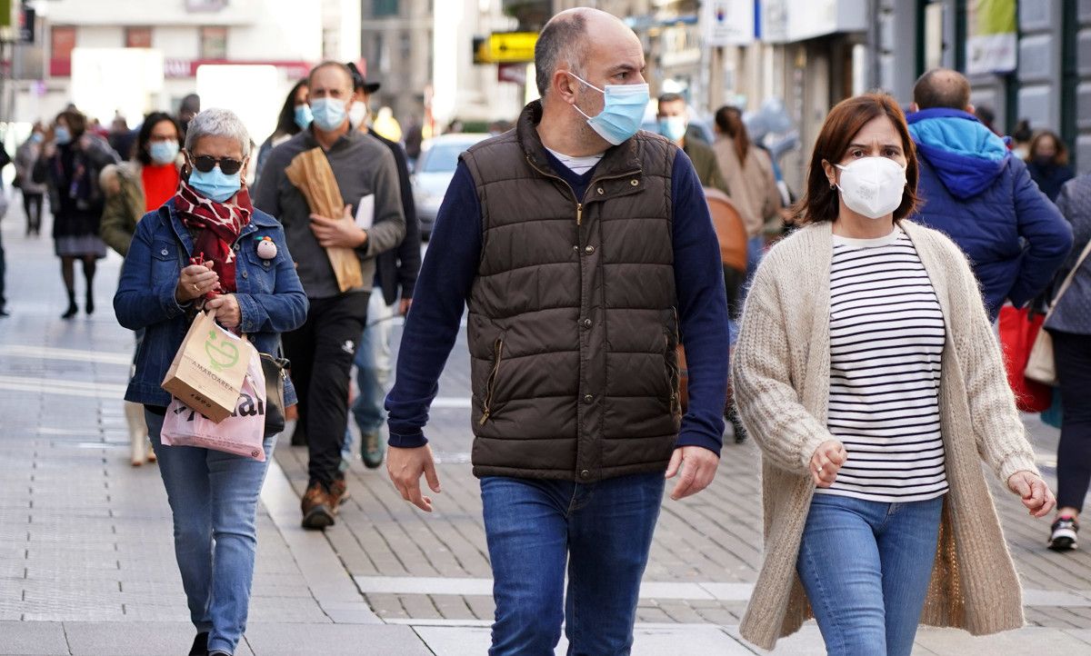 Gente por la calle con las mascarillas puestas