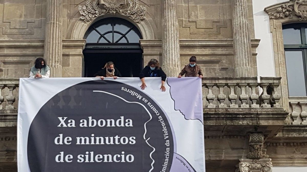 Pontevedra despliega una pancarta para iniciar los actos reivindicativos contra el machismo del 25-N