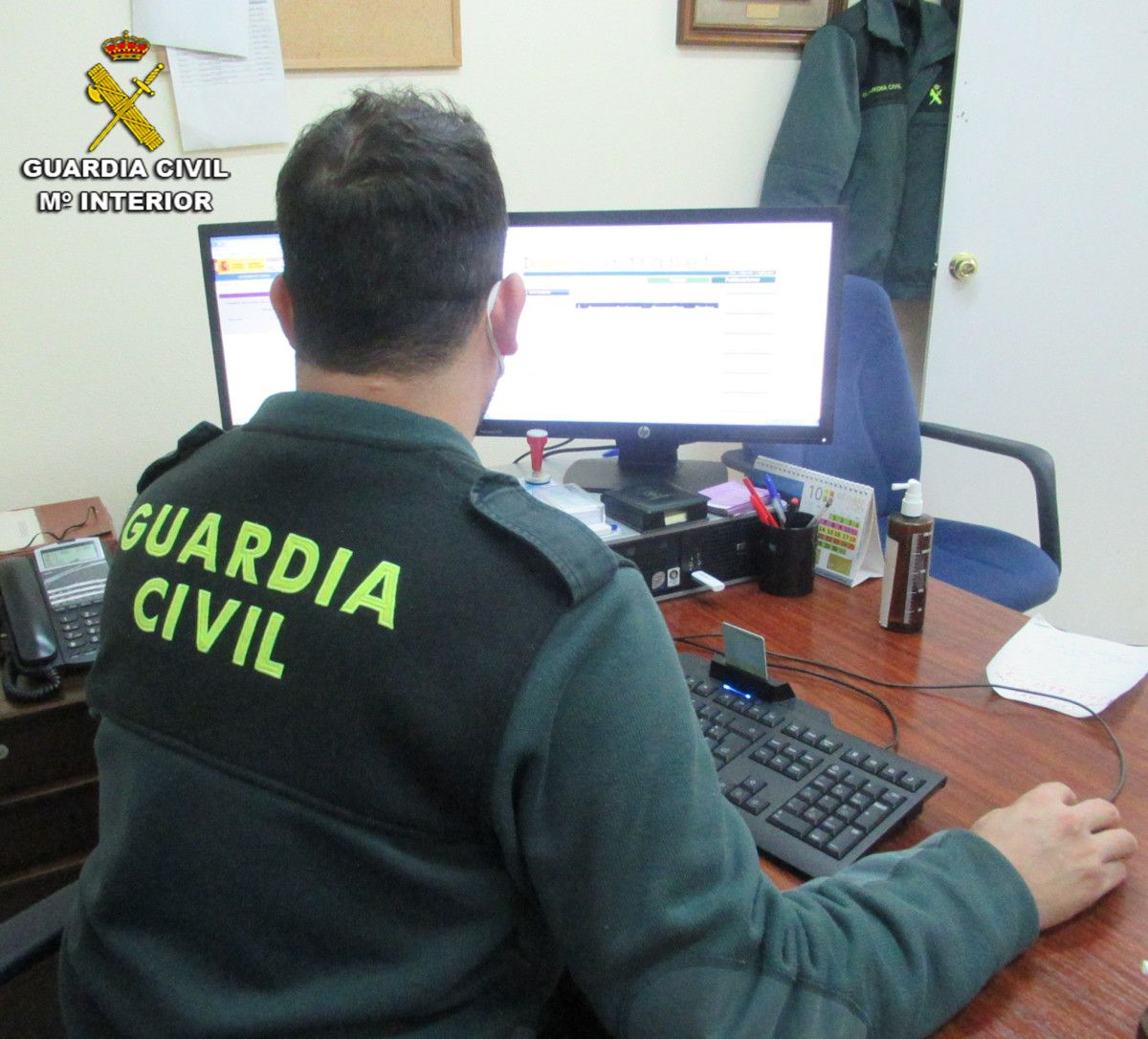 Axente da Garda Civil diante dun ordenador