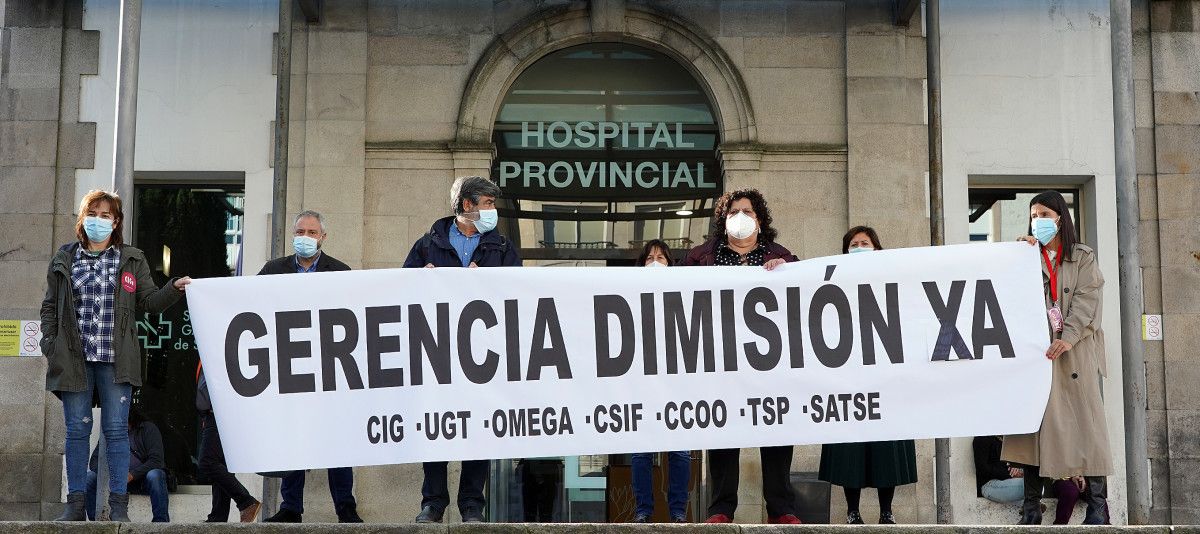 Representantes sindicais protestan diante do Hospital Provincial