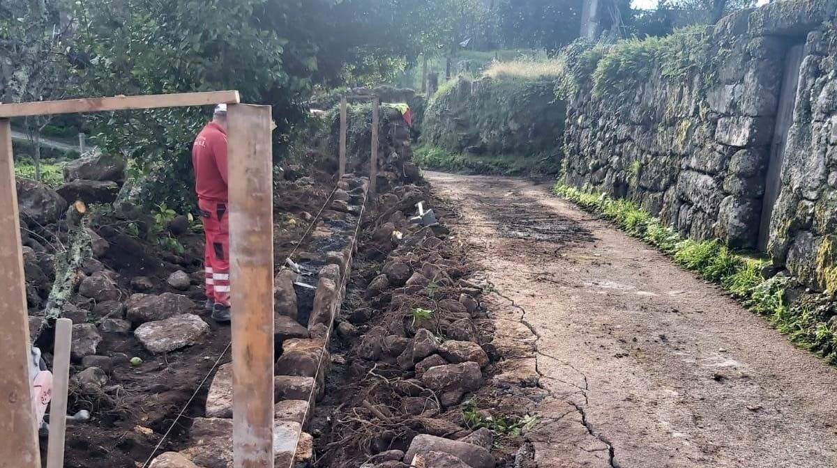Obras de ensanche de un camino en Vilanova de Tenorio