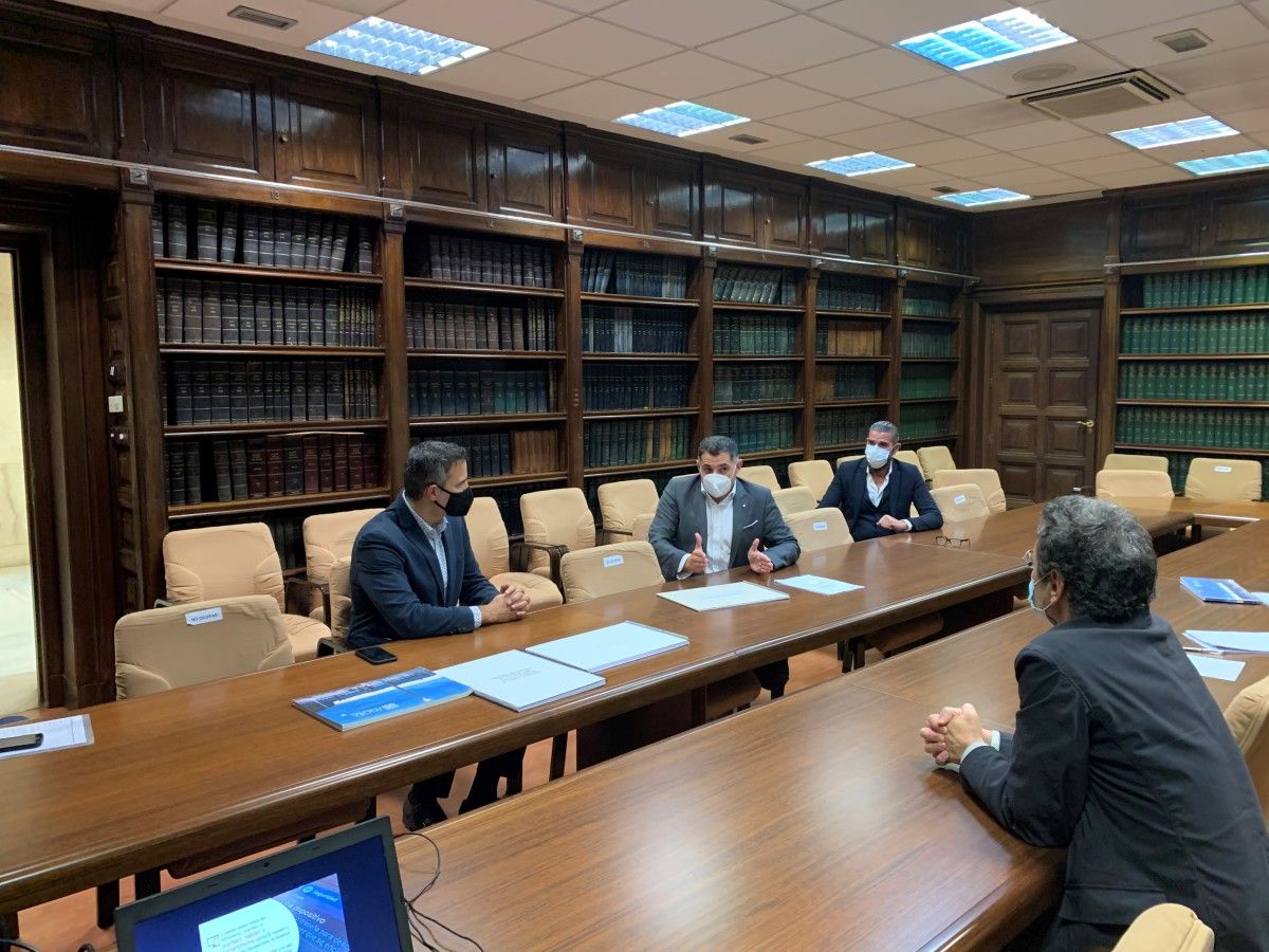 El diputado Uxío Benítez durante la reunión con Iñaqui Carnicero, director general de Agenda Urbana y Arquitectura del Ministerio de Movilidad