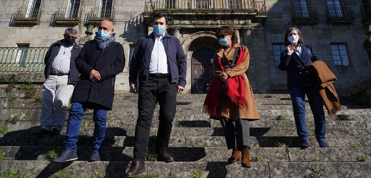 Gonzalo Caballero, acompañado por Maica Larriba, senadores y concejales del PSOE, defiende los PGE 2021 en Pontevedra