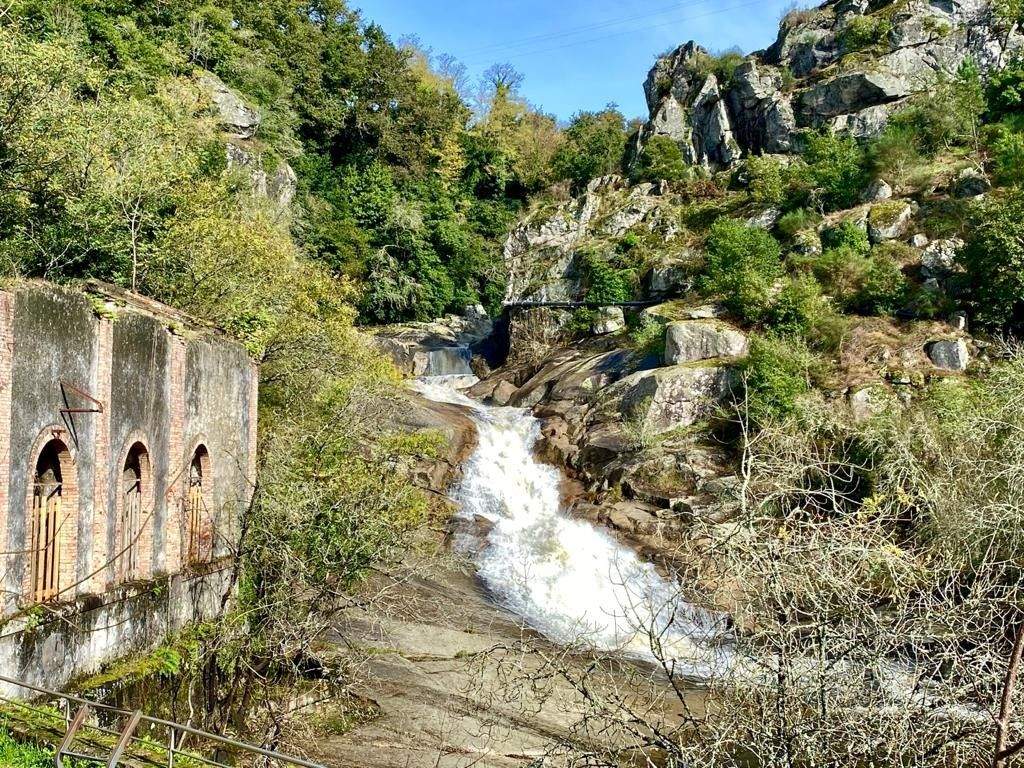 Cascada y Fábrica de Luz